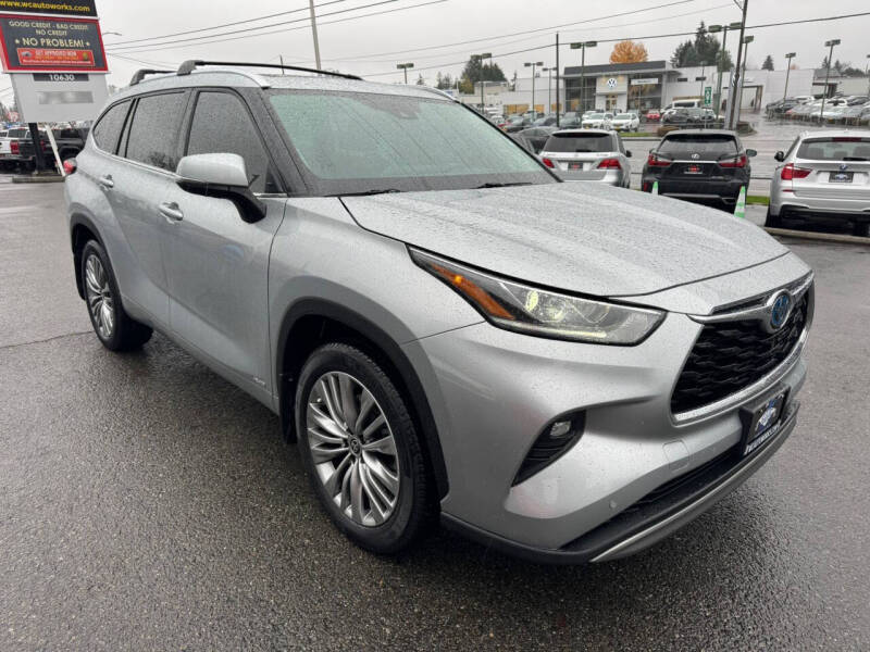 2022 Toyota Highlander Hybrid Platinum