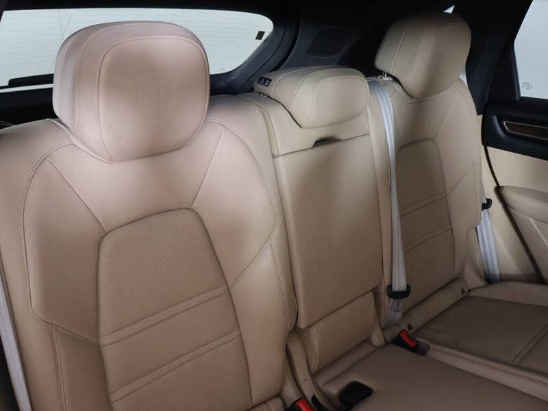 2023 Porsche Cayenne Platinum Edition