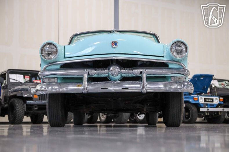 1953 Ford Crestline