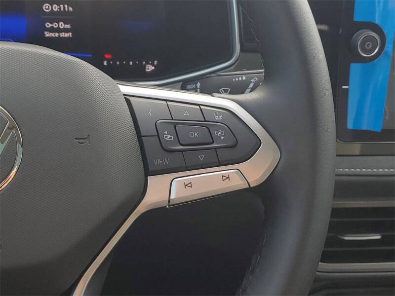 2025 Volkswagen Taos SE Black