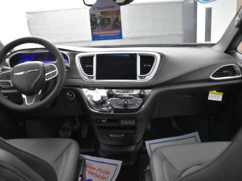 2025 Chrysler Pacifica Select
