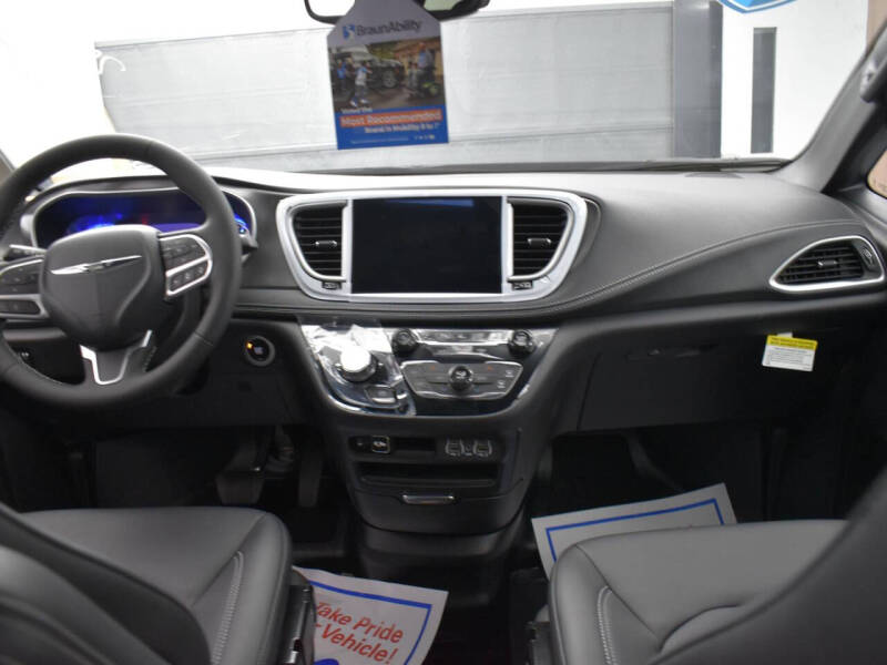 2025 Chrysler Pacifica Select