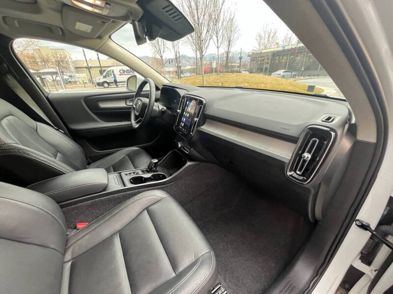 2025 Volvo XC40 B5 Core Bright Theme