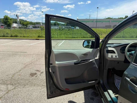 2012 Toyota Sienna LE 8-Passenger