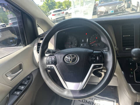 2016 Toyota Sienna LE 8-Passenger