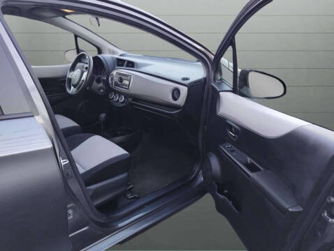 2014 Toyota Yaris 5-Door LE