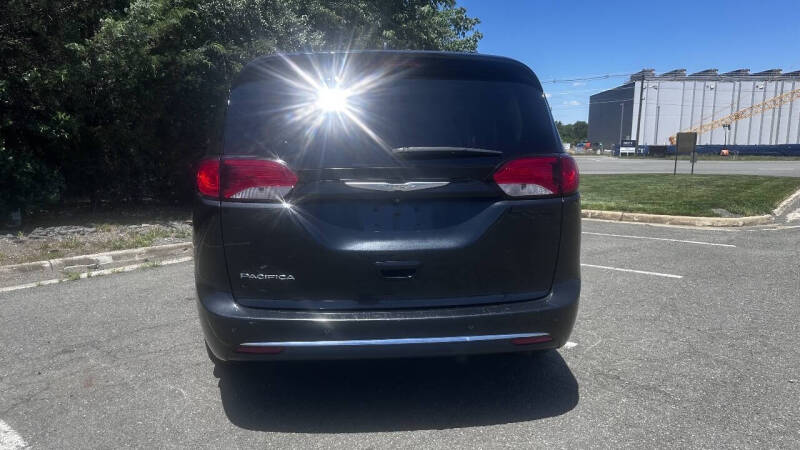 2017 Chrysler Pacifica Touring-L