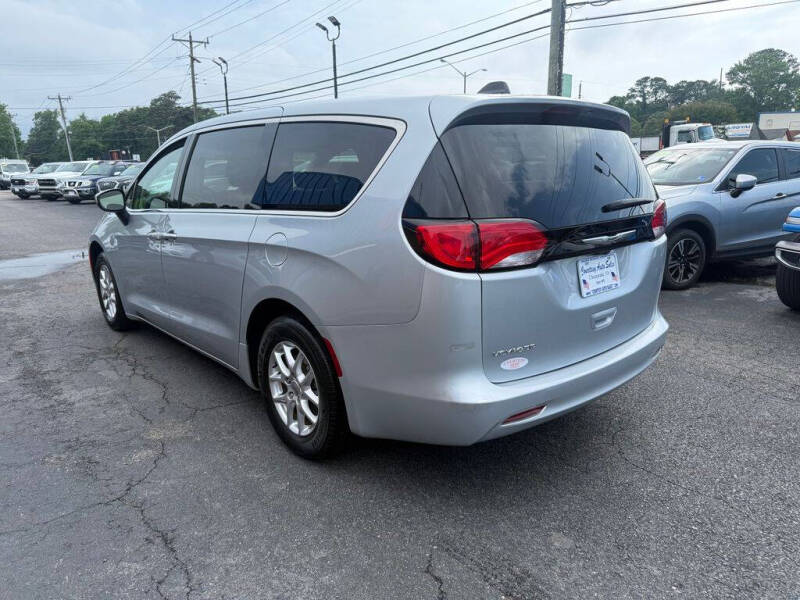 2023 Chrysler Voyager LX