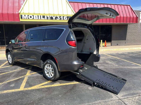2022 Chrysler Voyager LX