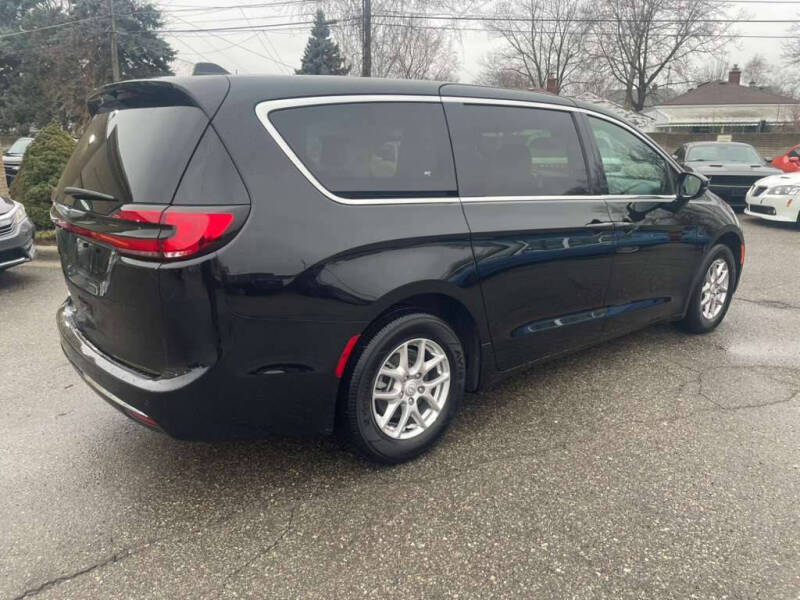 2025 Chrysler Pacifica Select