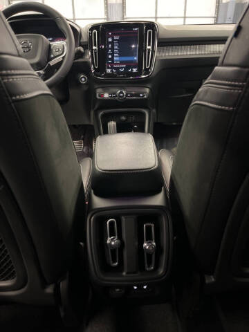 2022 Volvo XC40 T5 R-Design