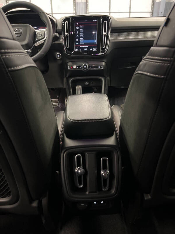 2022 Volvo XC40 T5 R-Design