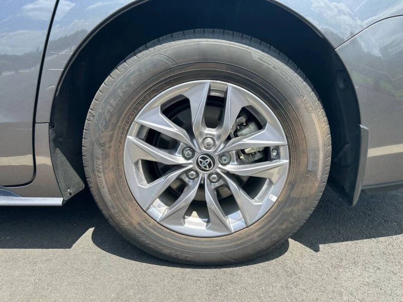 2024 Toyota Sienna LE 8-Passenger