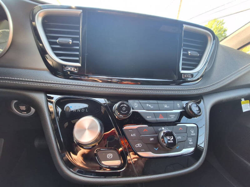 2027 Chrysler Pacifica Select