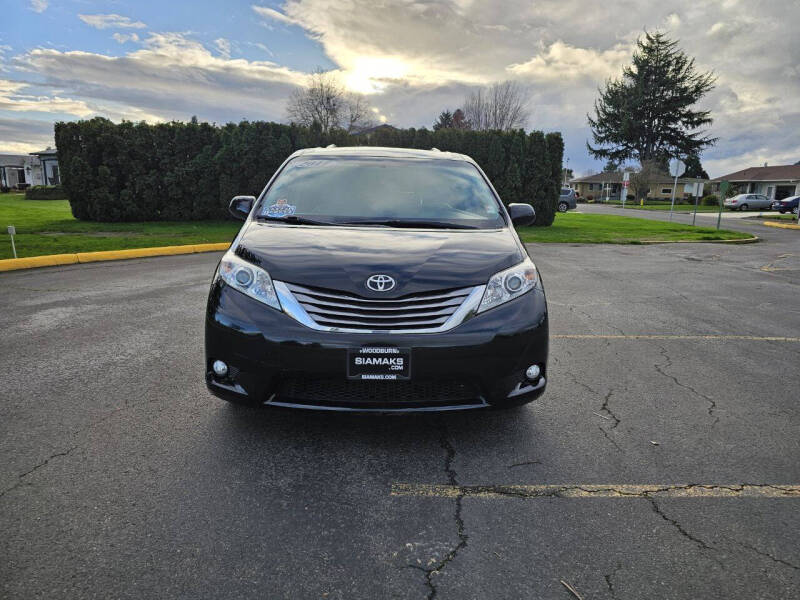 2017 Toyota Sienna XLE Premium 8-Passenger