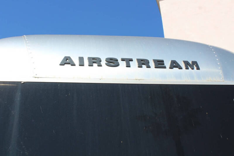 2022 Airstream Flying Cloud 27FB Twin