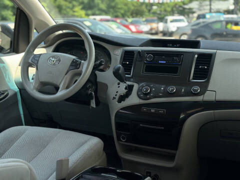 2011 Toyota Sienna LE 8-Passenger