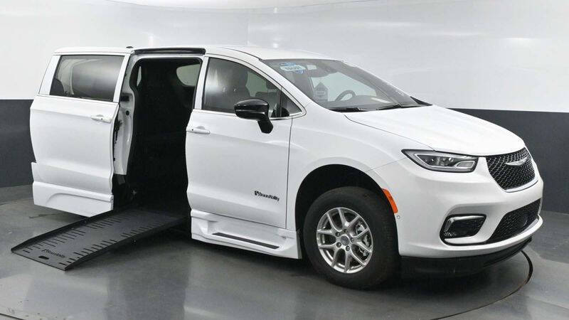 2025 Chrysler Pacifica Select's photo