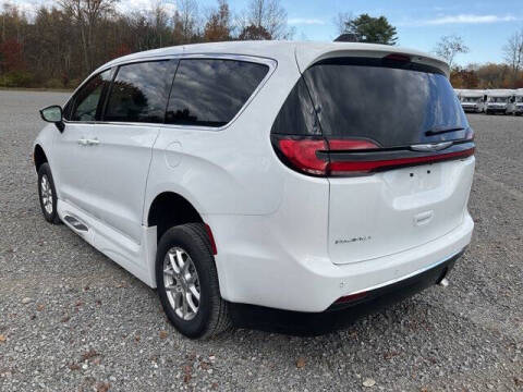 2024 Chrysler Pacifica Touring