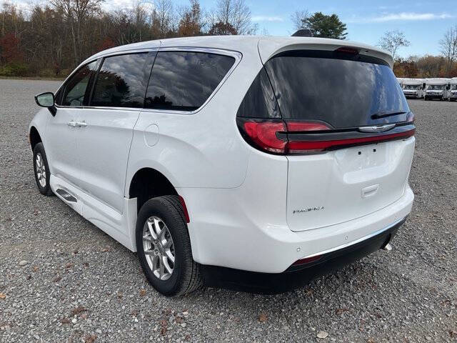 2024 Chrysler Pacifica Touring
