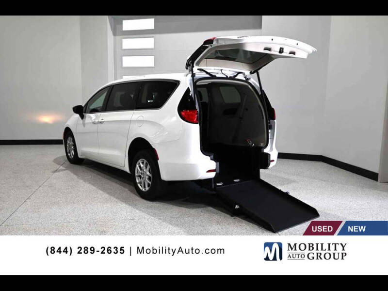 2024 Chrysler Voyager LX