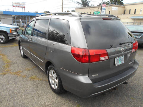 2004 Toyota Sienna LE 8 Passenger
