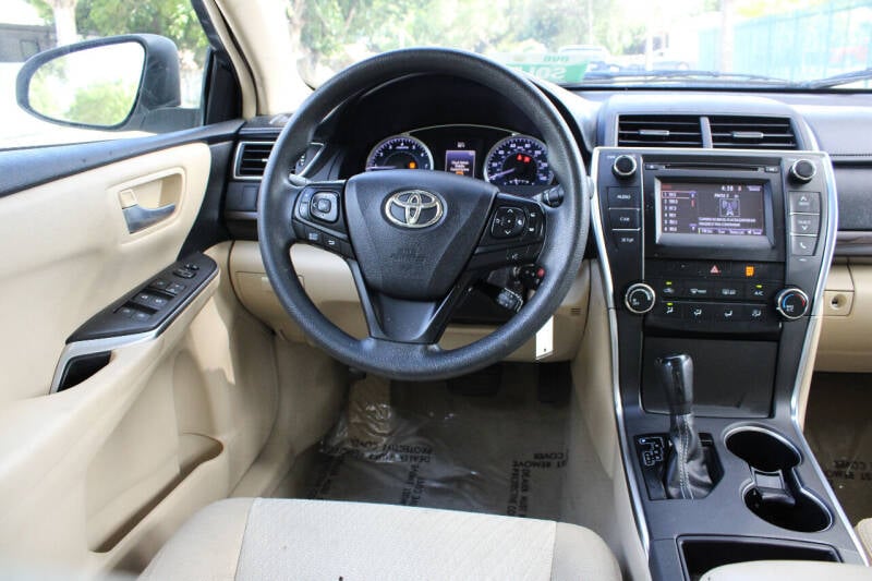 2016 Toyota Camry LE photo 15