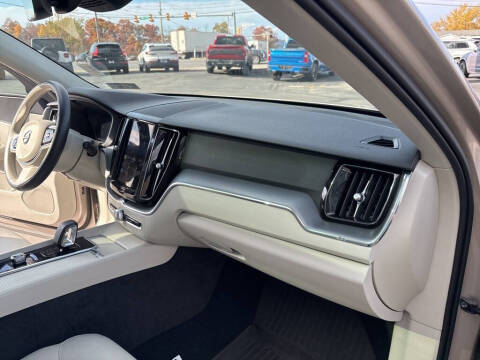 2024 Volvo XC60 B5 Core Dark Theme