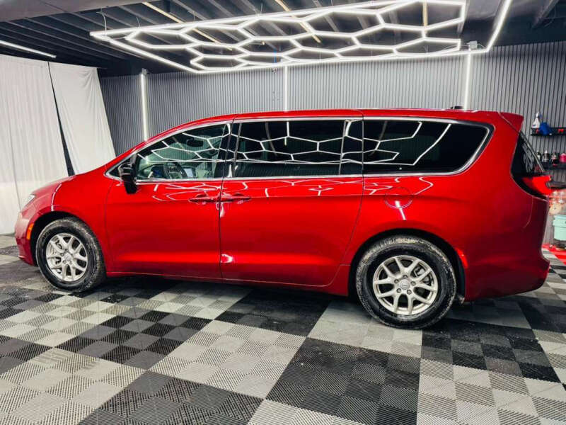 2025 Chrysler Pacifica Select