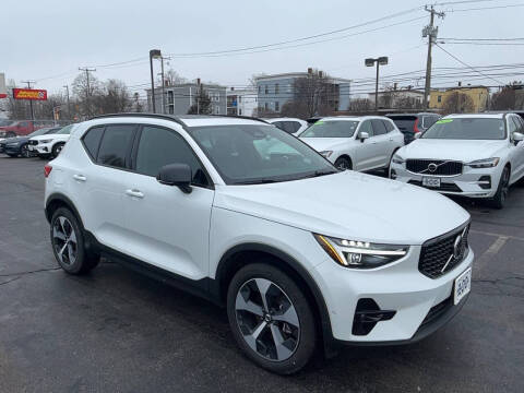 2025 Volvo XC40 B5 Plus Dark Theme