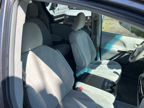 2012 Toyota Sienna LE 7-Passenger