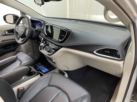 2024 Chrysler Pacifica Plug-In Hybrid Select