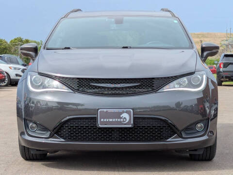 2020 Chrysler Pacifica Limited Red S
