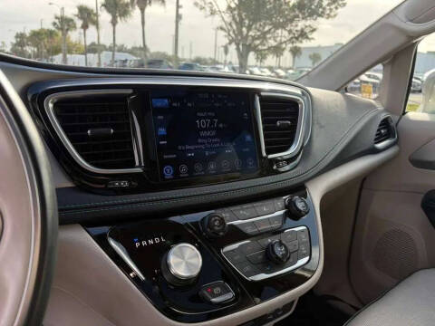 2017 Chrysler Pacifica Hybrid Platinum