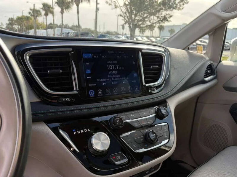 2017 Chrysler Pacifica Hybrid Platinum