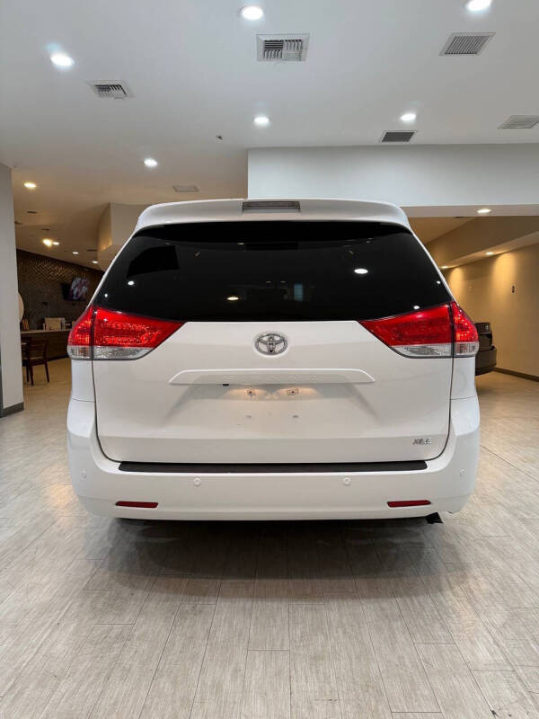 2014 Toyota Sienna XLE 8-Passenger