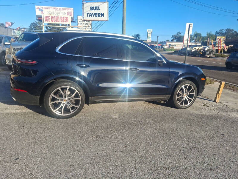 Porsche Cayenne's photo