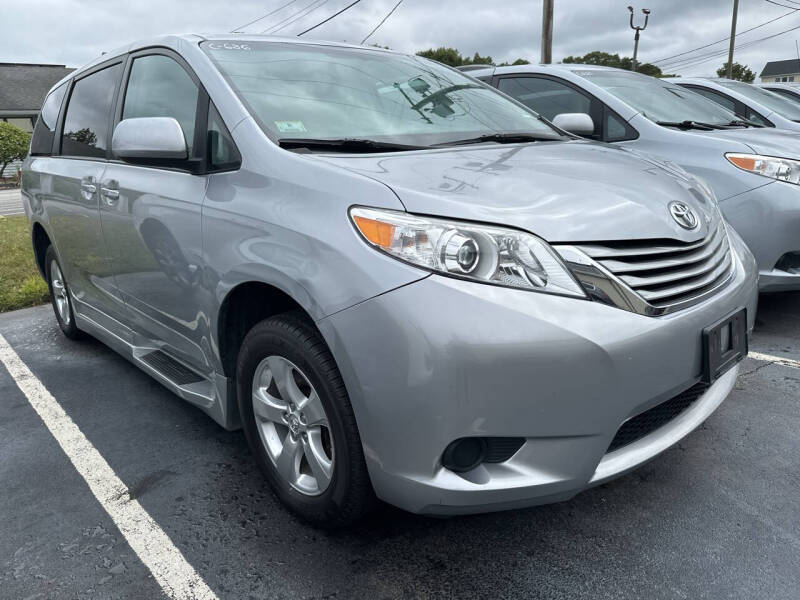 2017 Toyota Sienna LE's photo
