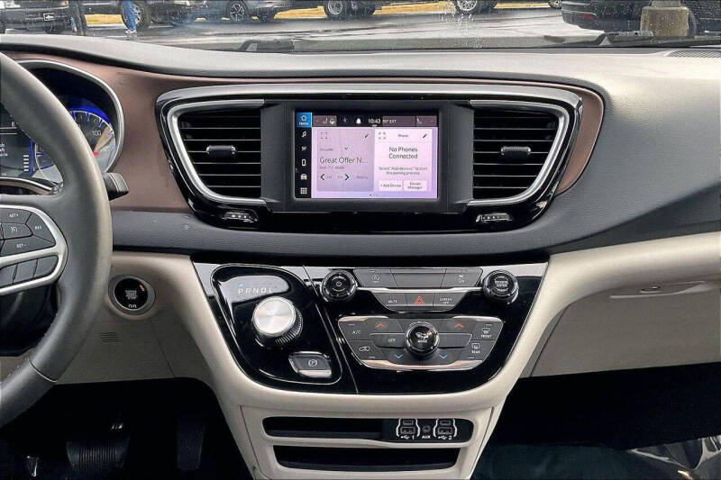 2023 Chrysler Voyager LX