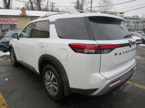 2025 Nissan Pathfinder SL