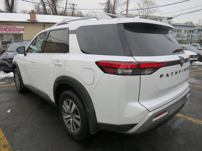 2025 Nissan Pathfinder SL