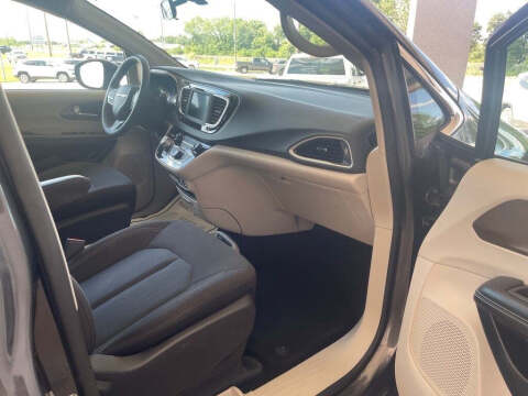 2022 Chrysler Voyager LX