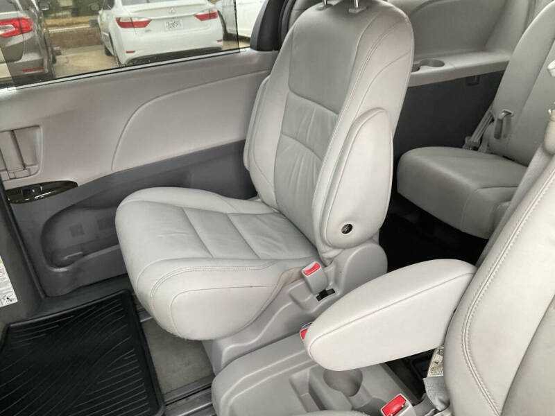 2017 Toyota Sienna XLE 8-Passenger