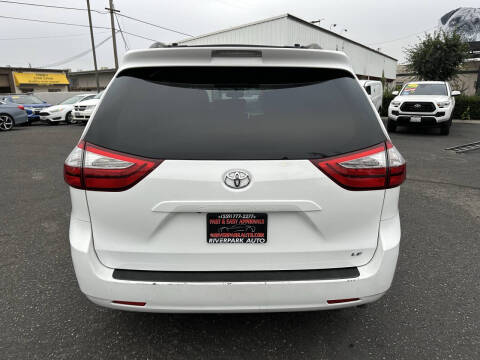 2017 Toyota Sienna LE 8-Passenger