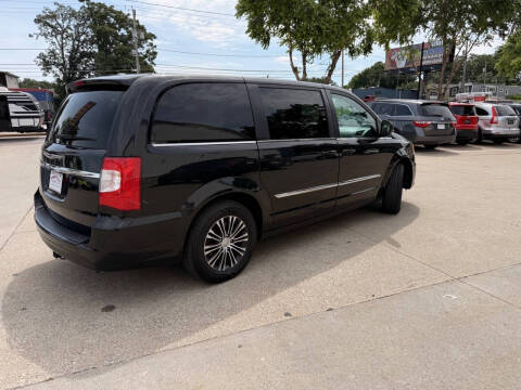2014 Chrysler Town and Country S