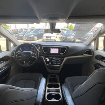 2022 Chrysler Voyager LX
