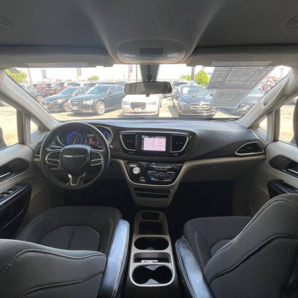 2022 Chrysler Voyager LX