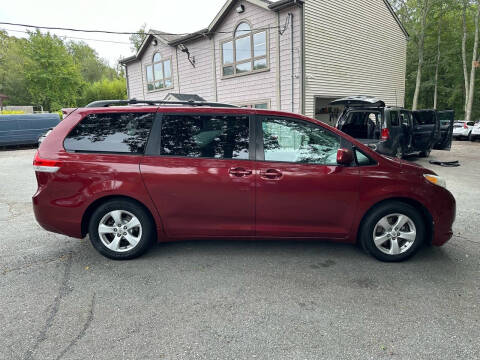 2012 Toyota Sienna LE 8-Passenger