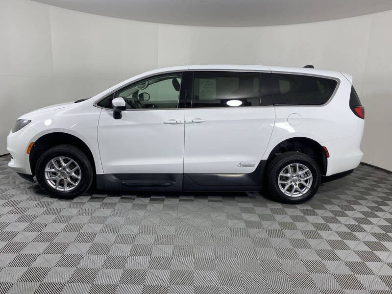 2023 Chrysler Voyager LX