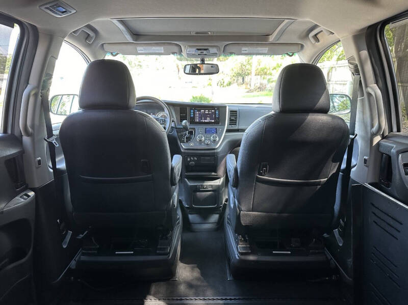 2016 Toyota Sienna SE 8-Passenger